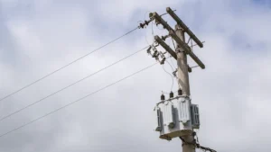 Che cos'è un riattivatore automatico e come mantiene accese le luci?