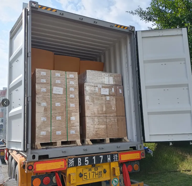 XBR ELE பிராண்டட் பெட்டிகளில் உள்ள சுவிட்ச்கியர் பாகங்கள், ஏற்றுமதிக்காக கொள்கலனில் ஏற்றப்படுகின்றன.