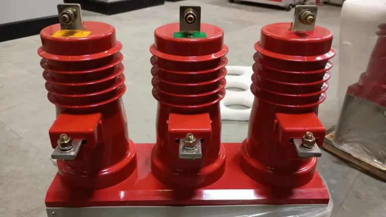 Contator a vácuo de média tensão XBRELE de alta qualidade instalado em um painel elétrico industrial