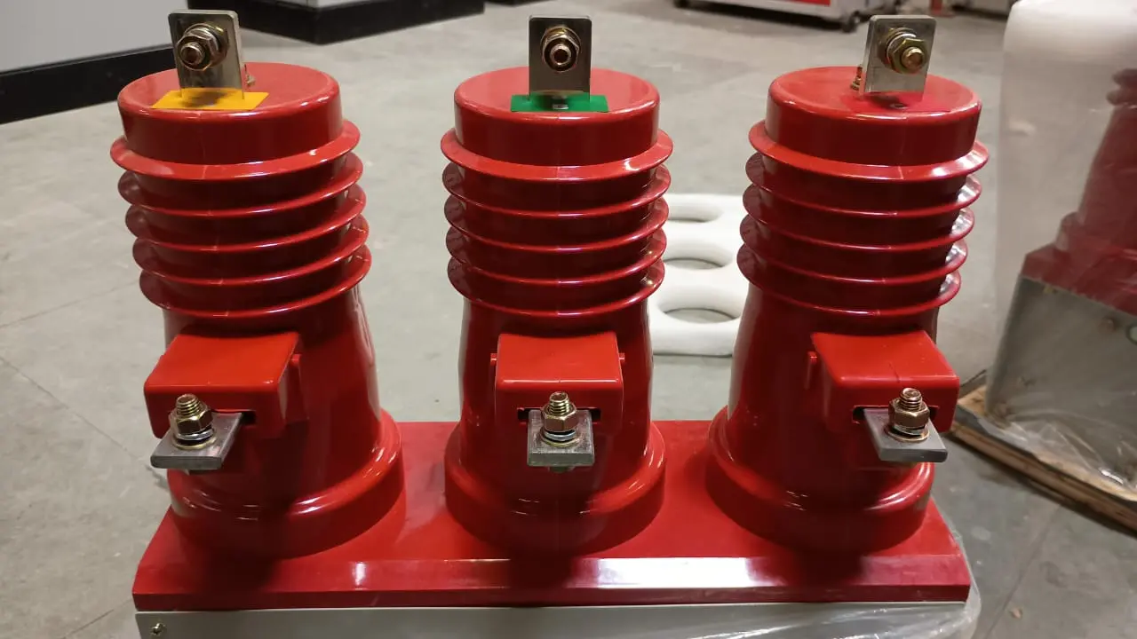 Contactor de vacío de media tensión XBRELE de alta calidad instalado en un panel eléctrico industrial.